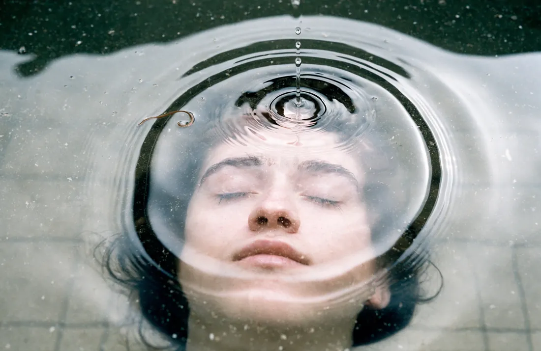 Sous la pellicule d'eau